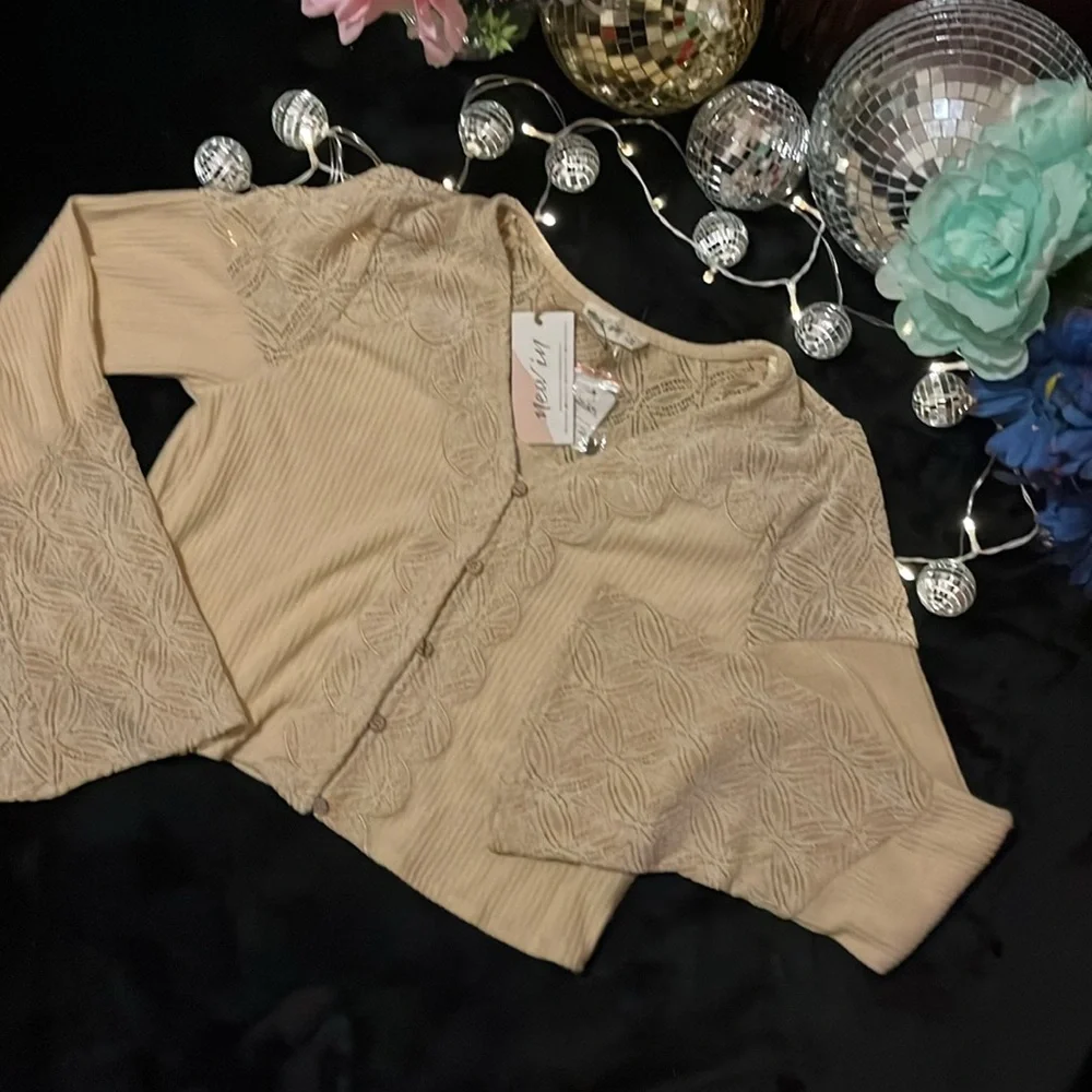 Bell Sleeve Crop Top - Picture 4 of 8